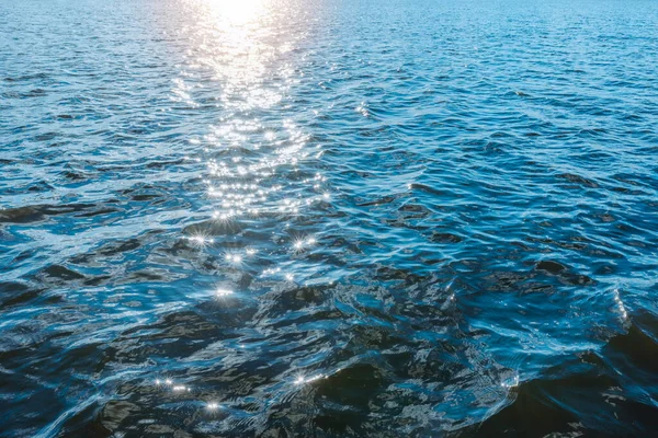 Prachtig Natuurlijk Blauw Water Zon Licht Weerkaatst Maken Schittering Zonsondergang — Stockfoto