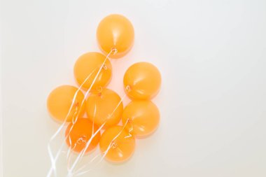 Beyaz arka planda turuncu balonlar. Alt manzara..