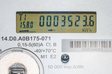 Modern akıllı şebekeye yakın çekim dijital güç kaynağı elektrik sayacı güç kullanımını ölçüyor. Kapalı alanda çekim. Seçmeli odak noktası.