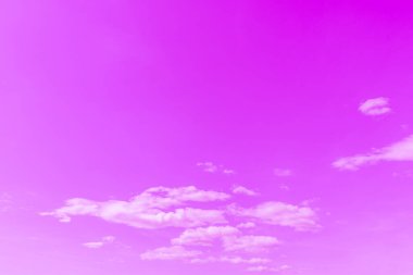 Bulutların arkaplan dokusuyla güzel pembe gökyüzü. Boşluğu kopyala.