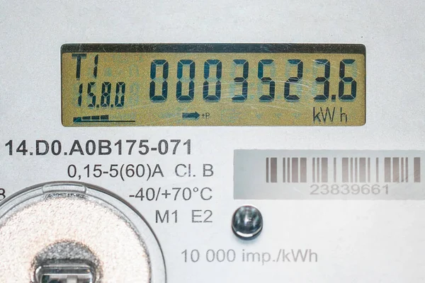 Modern akıllı şebekeye yakın çekim dijital güç kaynağı elektrik sayacı güç kullanımını ölçüyor. Kapalı alanda çekim. Seçmeli odak noktası.