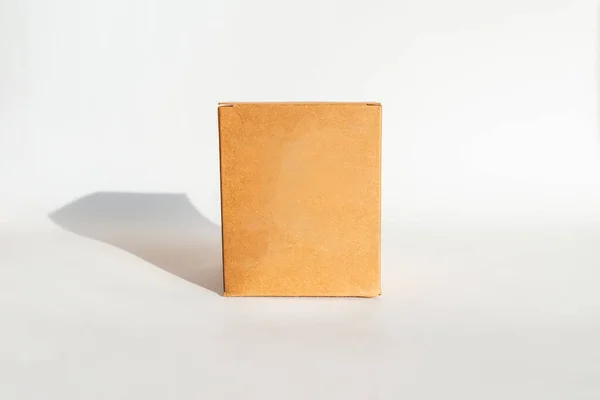 Kartonschachtel Auf Weißem Hintergrund Geschlossener Brauner Karton Kopierraum — Stockfoto