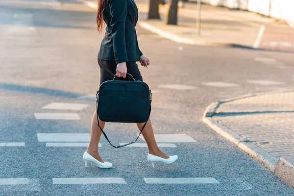 Ofise Giden Kadınının Bacakları Elinde Laptop Çantasıyla Dışarıda Dolaşması Elbisesi — Stok fotoğraf
