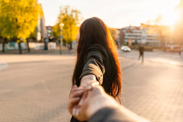 Happy Brunetka Dziewczyna Uśmiechem Twarzy Trzymając Chłopaka Rękę Ulicy Zachodzie — Zdjęcie stockowe