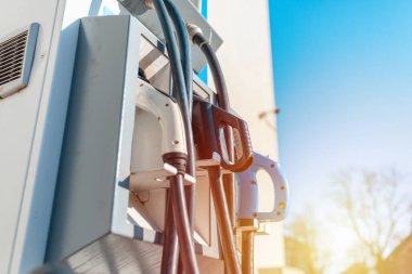 Elektrikli araba için güç kablosunu kapat. Yeşil istasyon. Elektrikli araba aküsü şarjı için güç kaynağı. Odaklan..