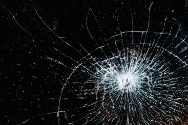 Siyah arka planda kırık cam dokusu. Kırık ekran akıllı telefonun şoktan soyutlanması.
