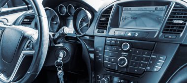 Arabanın sürücü koltuğu. Arabanın içi. Kapıları açın. Kapatın. Pankart, reklam..