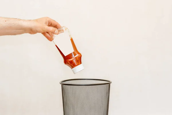 Használt Műanyag Ketchup Üveget Kidobják Szemétbe Újrahasznosításra Fehér Szürke Háttér — Stock Fotó