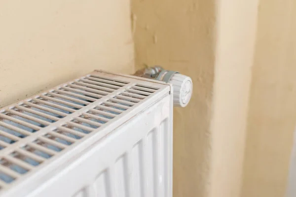 Старый Белый Радиатор Отопления Thermostat Closeup Избирательный Фокус Желтый Фон — стоковое фото