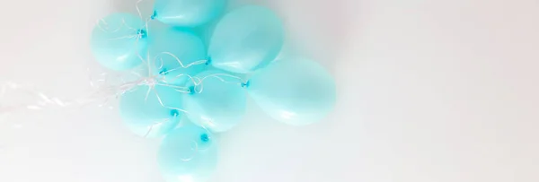 Banner Bunch Balões Azuis Sobre Fundo Branco Cartão Saudação Foco — Fotografia de Stock