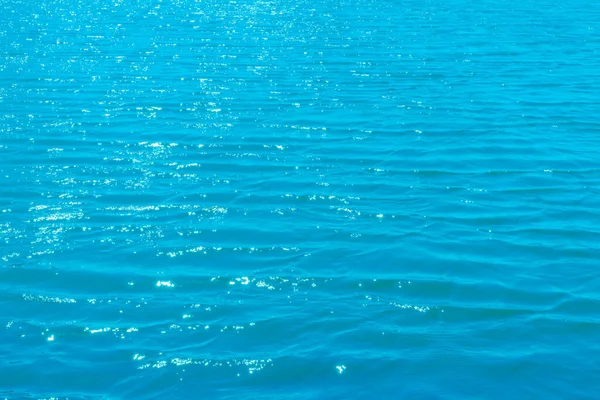 背景に青い波状の穏やかな海 澄んだ青い海 水景抽象的な背景 — ストック写真