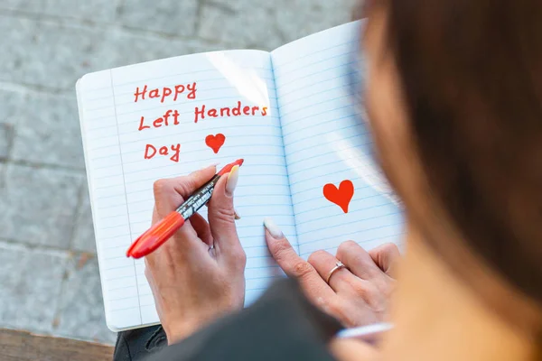 Mujer Escribe Cuaderno Sostiene Pluma Fieltro Mano Izquierda Aire Libre — Foto de Stock