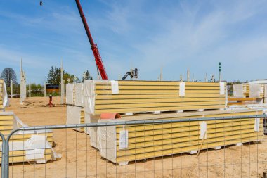 Vinç makineli kentsel alan, inşaat alanında inşaat malzemeleri.