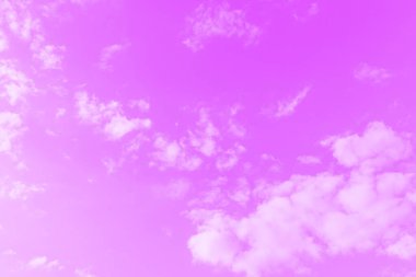Parlak pembe dramatik bulutlu gökyüzünün hoş dokusu. Pembe bulutlu arka plan ile dramatik gökyüzü..