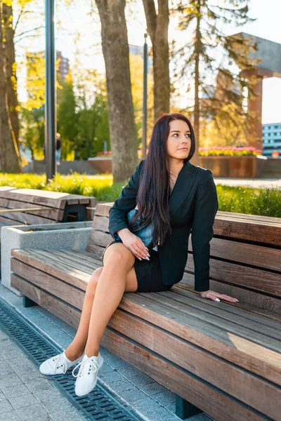 Mulher Negócios Bonita Elegante Sentado Parque Summer Sunset Retrato Uma — Fotografia de Stock