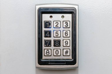 Konut binasının dış metal duvarındaki güvenlik aygıtı dahili haberleşmesi. Yakın plan, kopyalama alanı.