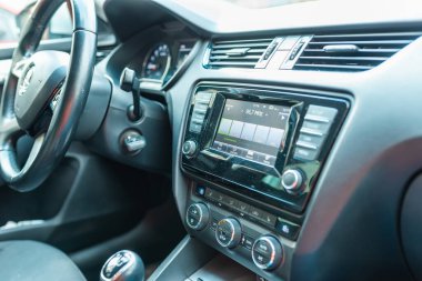 Arabanın sürücü koltuğu. Arabanın içi. Açık araba kapıları. Kapatın..