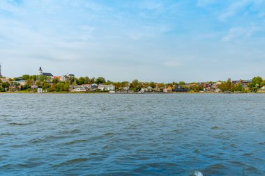 Litvanya şehri Telsiai 'nin güzel yaz manzarası bulutlu gökyüzü, Mastis Gölü' nün üzerinden şehre bakıyor..