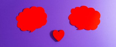 Kırmızı bulutlar, Sevgililer Günü konsepti için kalp. İki bulut arasındaki iletişim kırmızı kalp. Mor, veri peri arka planı. Mesajın için yer. Uzayı kopyala. Banner.