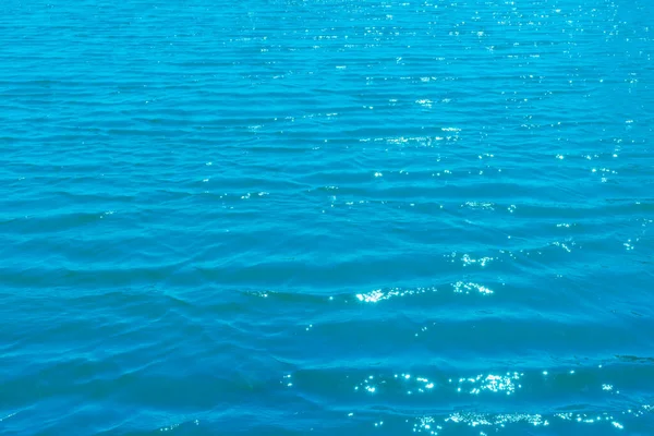 背景に青い波状の穏やかな海 澄んだ青い海 水景抽象的な背景 — ストック写真