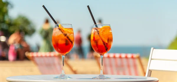 Banner Reklama Dvě Sklenice Pomerančového Spritz Aperol Pít Koktejl Stole — Stock fotografie