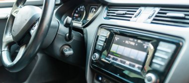 Arabanın sürücü koltuğu. Arabanın içi. Açık araba kapıları. Kapatın..