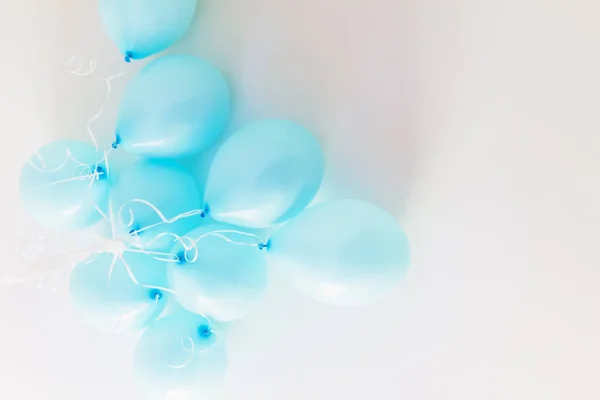 Banda Modrých Balónků Bílém Pozadí Pozdrav Selektivní Zaměření — Stock fotografie