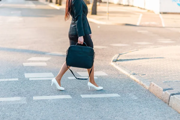 Ben Detalj Affärskvinna Väg Till Kontoret Promenader Utomhus Håller Bärbar — Stockfoto