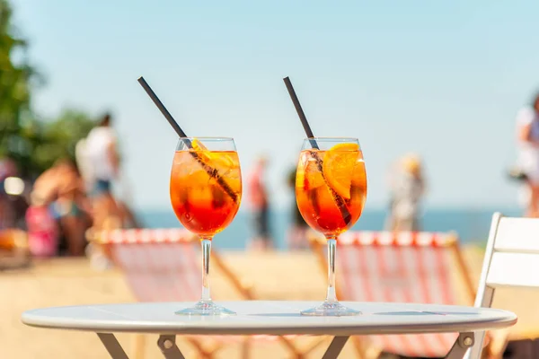 Zwei Gläser Orangenspritz Aperol Drink Cocktail Auf Tisch Freien Mit — Stockfoto