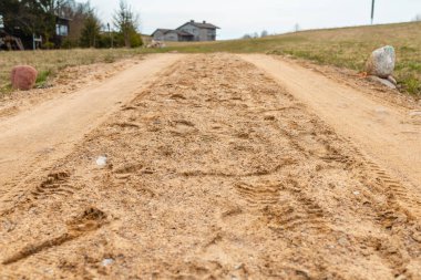Köy kumlu yollarıyla yaz manzarası. Uzaktaki eski ahşap ev..