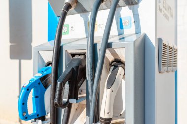 Elektrikli araba için güç kablosunu kapat. Yeşil istasyon. Elektrikli araba aküsü şarjı için güç kaynağı. Seçmeli odaklanma. Yakın çekim. Telsiai, Litvanya.