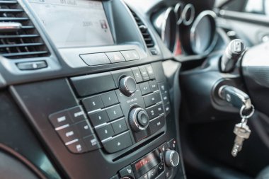 Arabanın sürücü koltuğu. Arabanın içi. Açık araba kapıları. Kapatın..