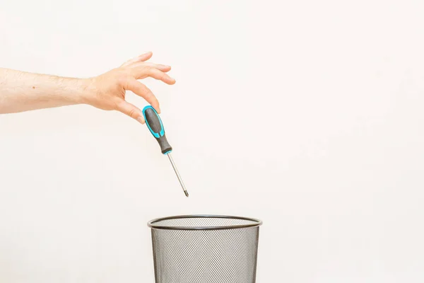 Cross Point Screwdriver Thrown Trash Basket White Gray Background Selective — Stockfoto