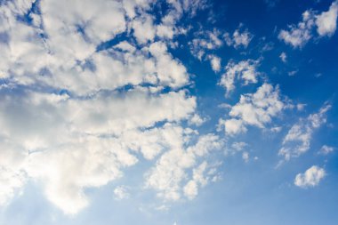 Parlak mavi dramatik bulutlu gökyüzünün güzel dokusu. Arkaplanı bulutlu dramatik gökyüzü..