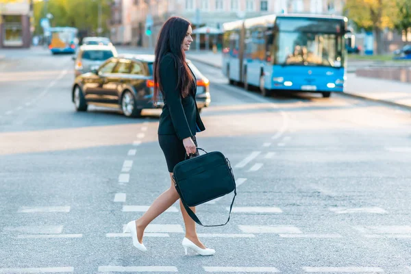 Junge Hübsche Geschäftsfrau Pendelt Und Fuß Der Stadt Straße Mit — Stockfoto