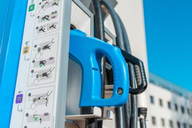 Elektrikli araba için güç kablosunu kapat. Yeşil istasyon. Elektrikli araba aküsü şarjı için güç kaynağı. Odaklan..