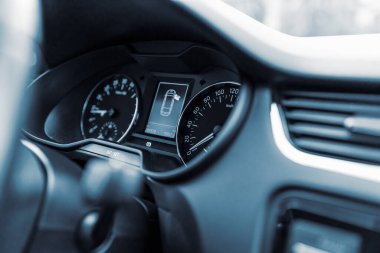 Arabanın sürücü koltuğu. Arabanın içi. Açık araba kapıları. Kapatın..