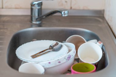 Lavaboda bir sürü kirli bulaşık var. Lavaboda bulaşık değil. Bulaşık deterjanı konsepti..