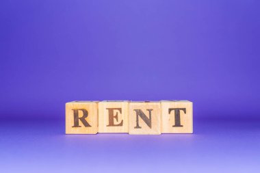 Eflatun, veri peri arkaplan üzerinde kelime RENT ile tahta küpleri.