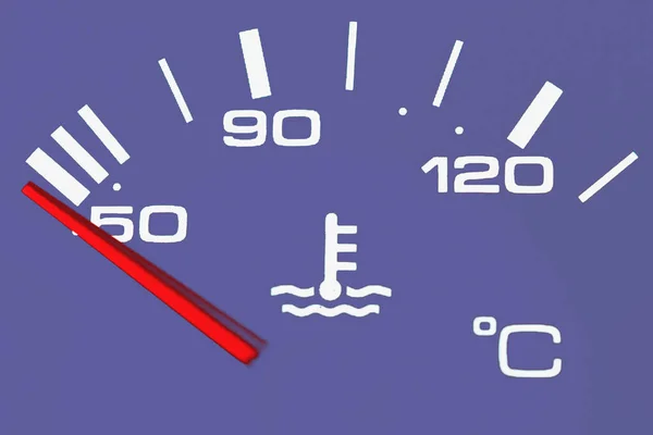 寒いことを示す車のダッシュボードのVeri Peri色の車のクーラント温度計の温度 — ストック写真