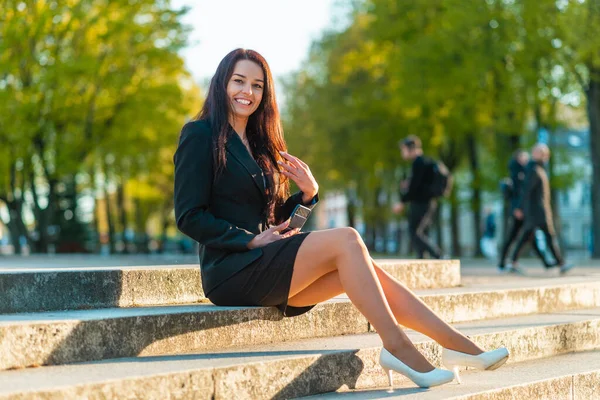 Attractive 30S Businesswoman Portrait Outdoors Sitting While Using Smart Phone — Stock Photo, Image