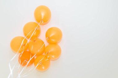 Beyaz arka planda turuncu balonlar. Alt manzara..
