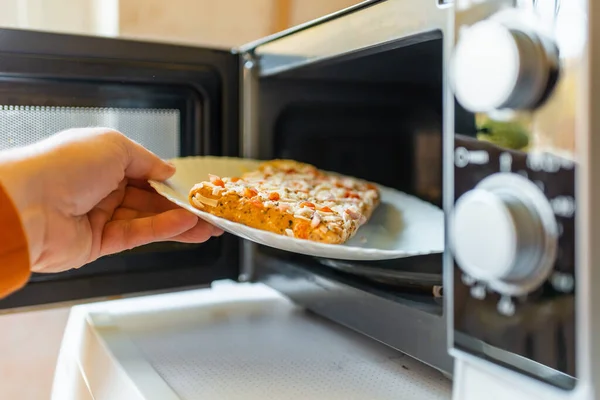 Niegotowane Mrożone Pizzy Umieszczone Microwave Junk Żywności Fast Food Koncept — Zdjęcie stockowe