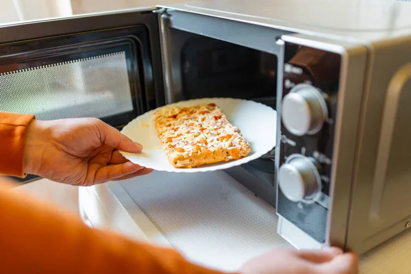 Niegotowane Mrożone Pizzy Umieszczone Microwave Junk Żywności Fast Food Koncept — Zdjęcie stockowe