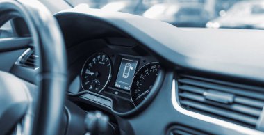 Arabanın sürücü koltuğu. Arabanın içi. Açık araba kapıları. Kapatın..