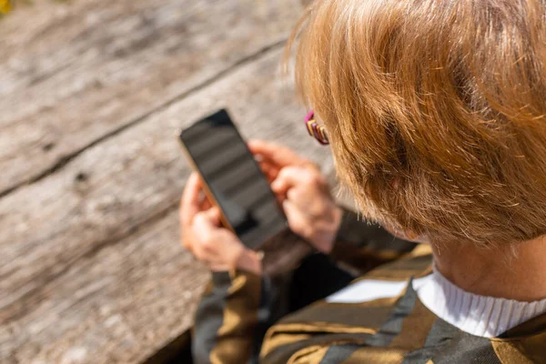 Senior Woman Wrinkled Finger Holding Using Smartphone Old Elderly Woman — Foto de Stock