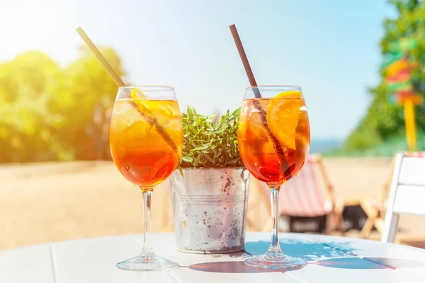 Zwei Gläser Orangenspritz Aperol Drink Cocktail Auf Tisch Freien Mit — Stockfoto