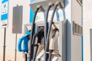 Elektrikli araba için güç kablosunu kapat. Yeşil istasyon. Elektrikli araba aküsü şarjı için güç kaynağı. Seçmeli odaklanma. Yakın çekim. Telsiai, Litvanya.