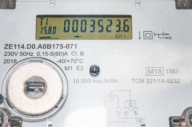 Modern akıllı şebekeye yakın çekim dijital güç kaynağı elektrik sayacı güç kullanımını ölçüyor. Kapalı alanda çekim. Seçmeli odak noktası.