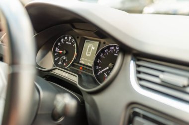 Arabanın sürücü koltuğu. Arabanın içi. Açık araba kapıları. Kapatın..